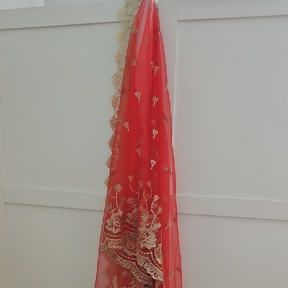 Elegant Red and Gold Lace Veil - Picture 2 of 5